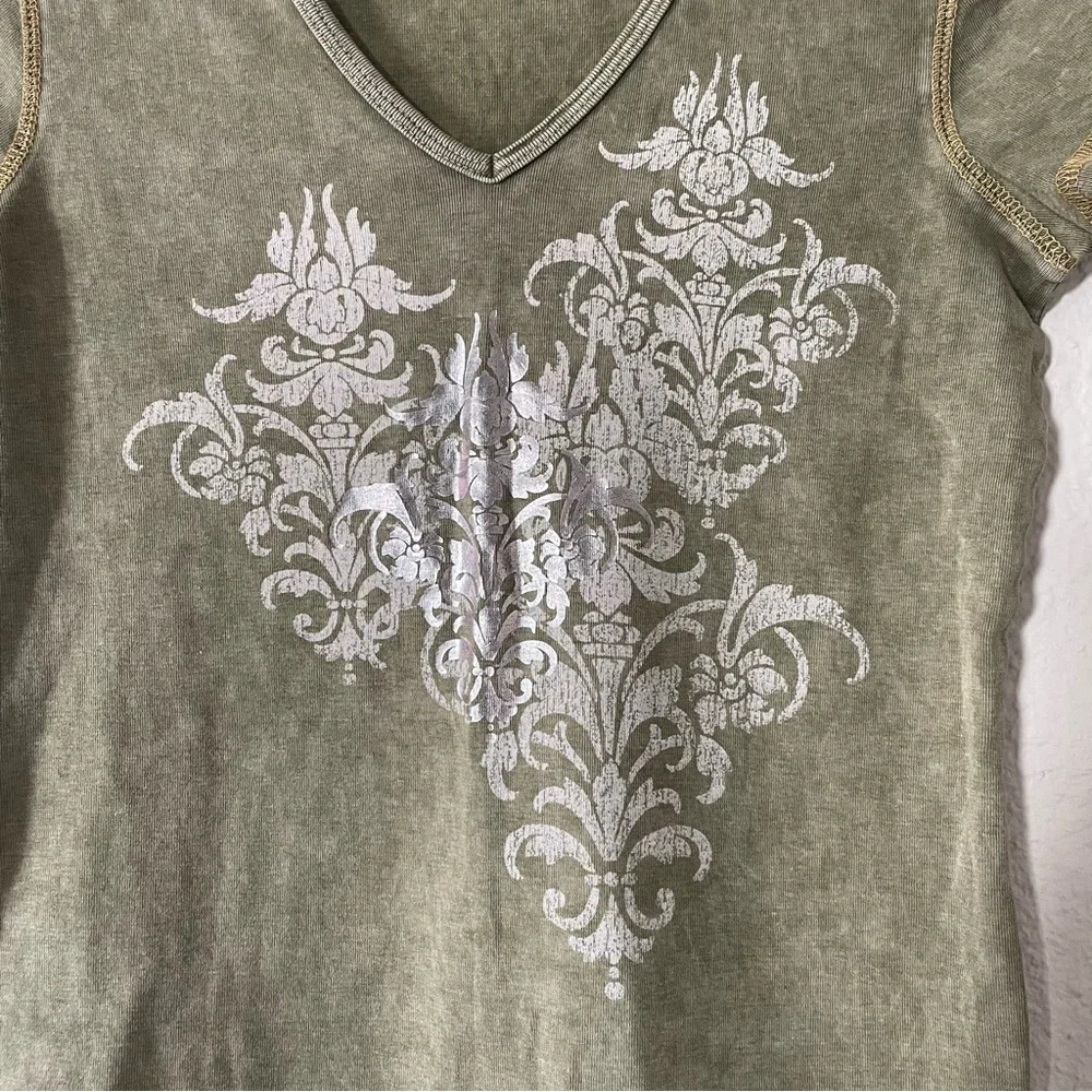 One World Graphic Fitted Shirt Women’s L Green Faded Retro Y2K Grunge 2000s - Picture 6 of 13